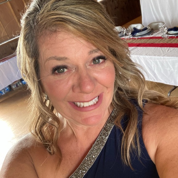 Meet your Posher, Carolyn - Picture 1 of 2